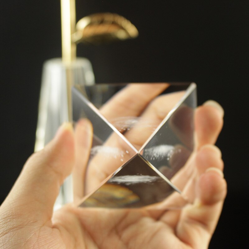 Pyramide en crystal de la voie lactée