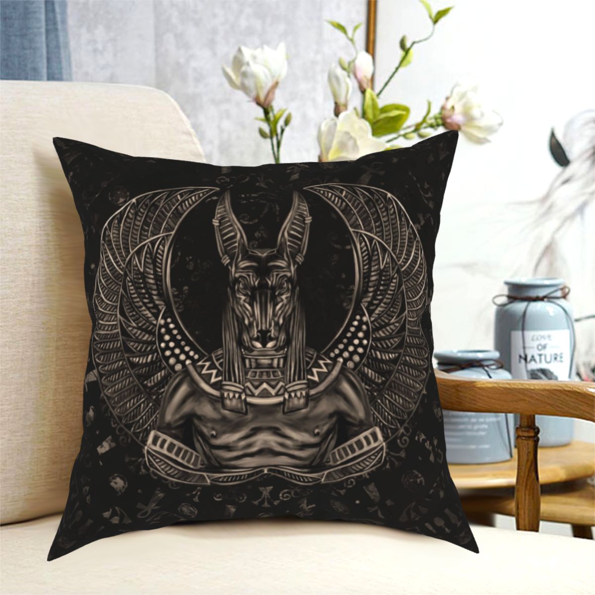 Funda de cojín negra Anubis y sus alas