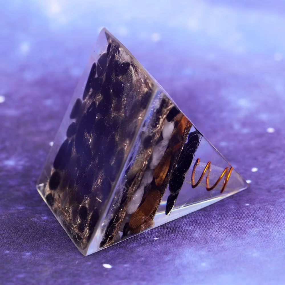 Pyramide Organite dorée et boule d'améthyste naturelle ou obsidienne