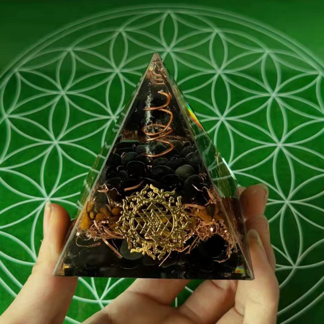 Pyramide Organite dorée et boule d'améthyste naturelle ou obsidienne