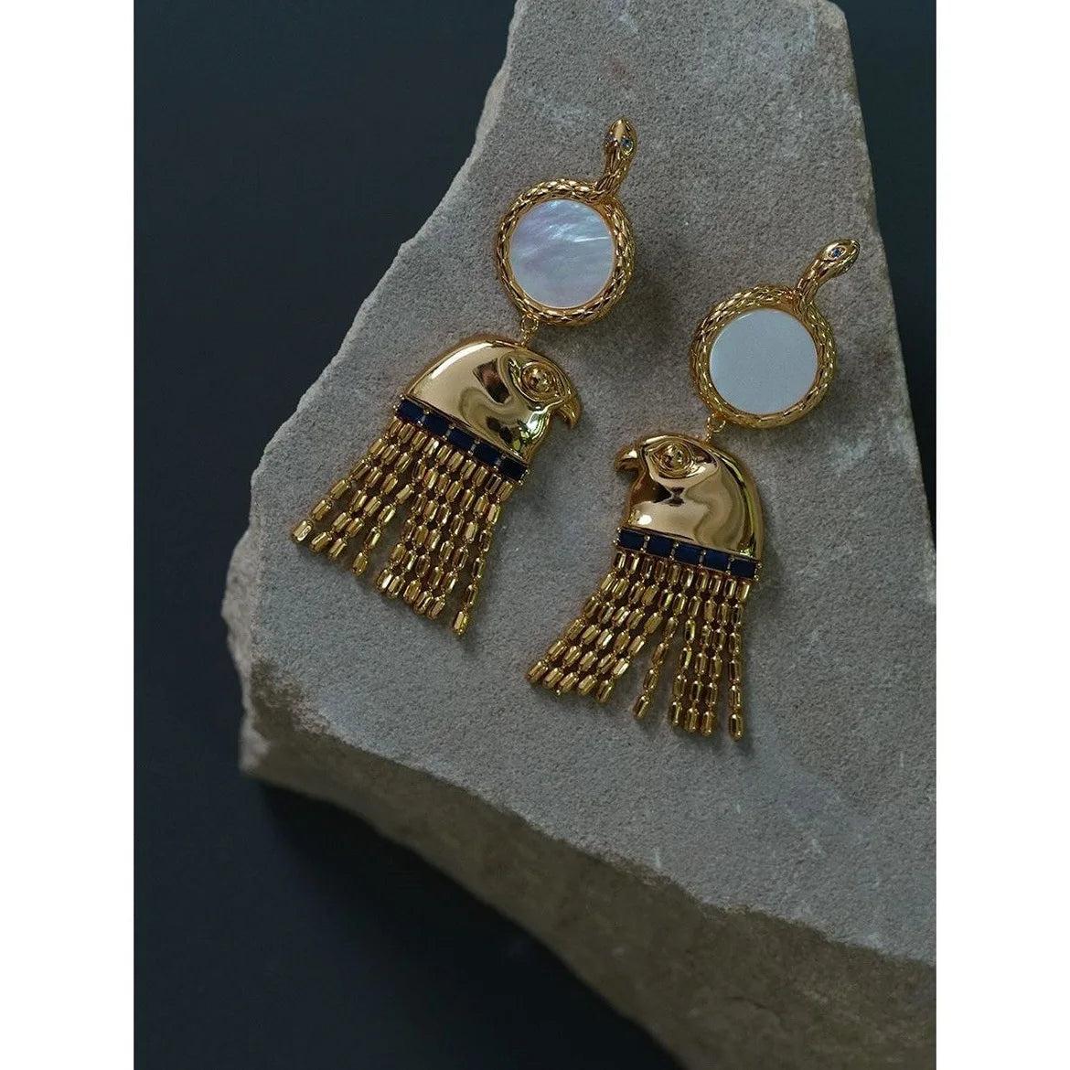 Boucle d'oreille égyptienne ancienne Tête du Dieu Horus