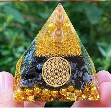 Pyramide Organite dorée et boule d'améthyste naturelle ou obsidienne