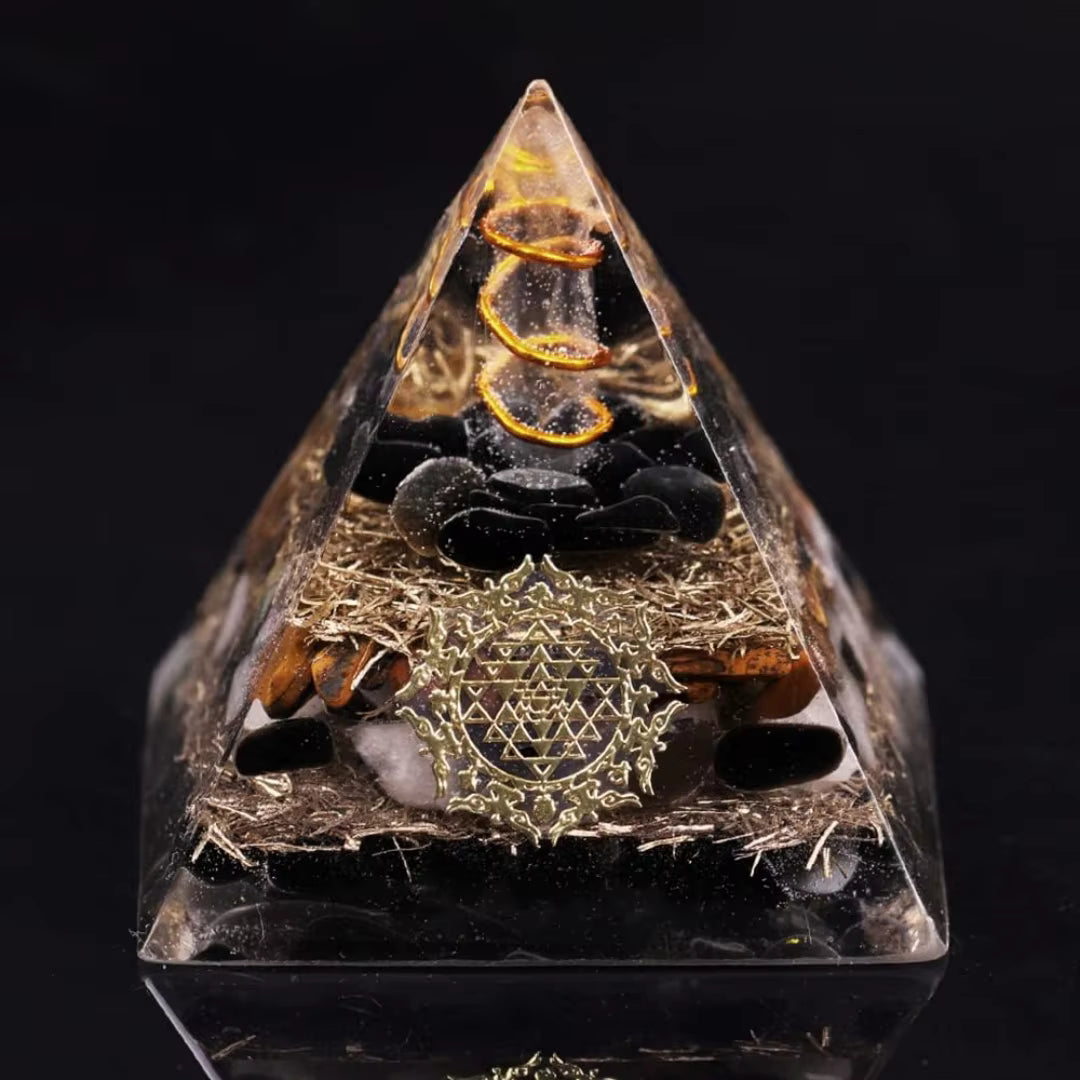 Pyramide Organite dorée et boule d'améthyste naturelle ou obsidienne