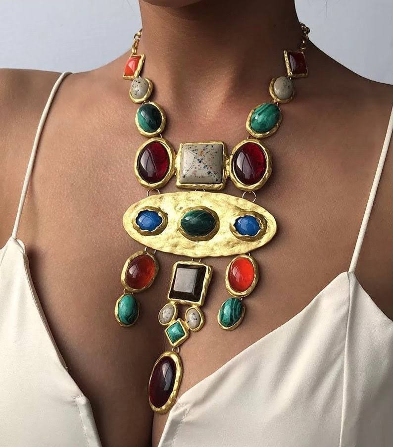 Collier long en pierres