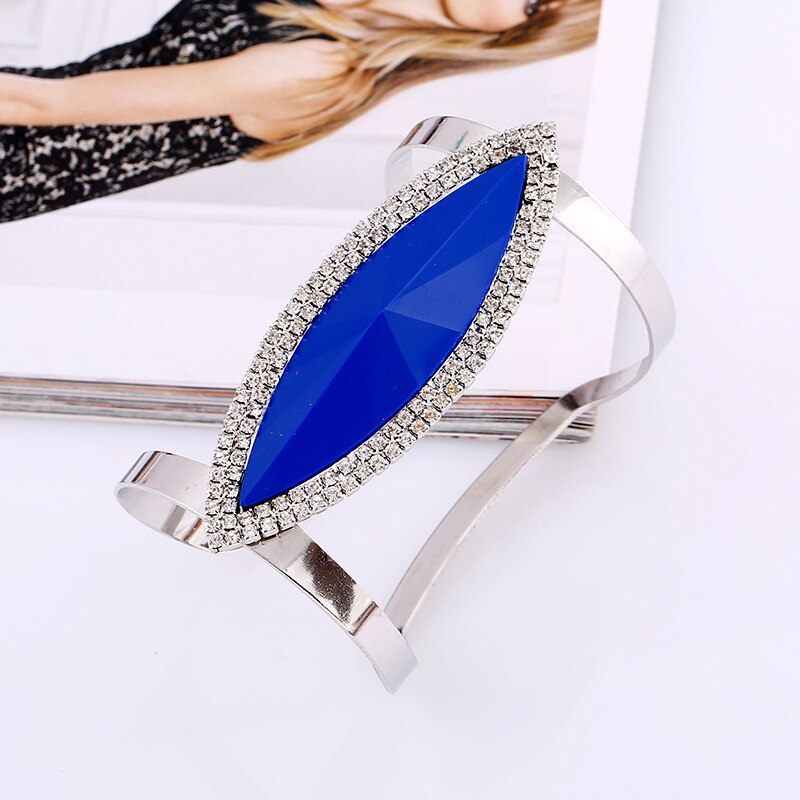Collier en plastron 4 couleurs Maximun