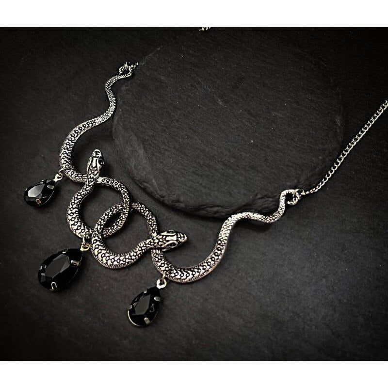 Collier en palstron  serpent nouées