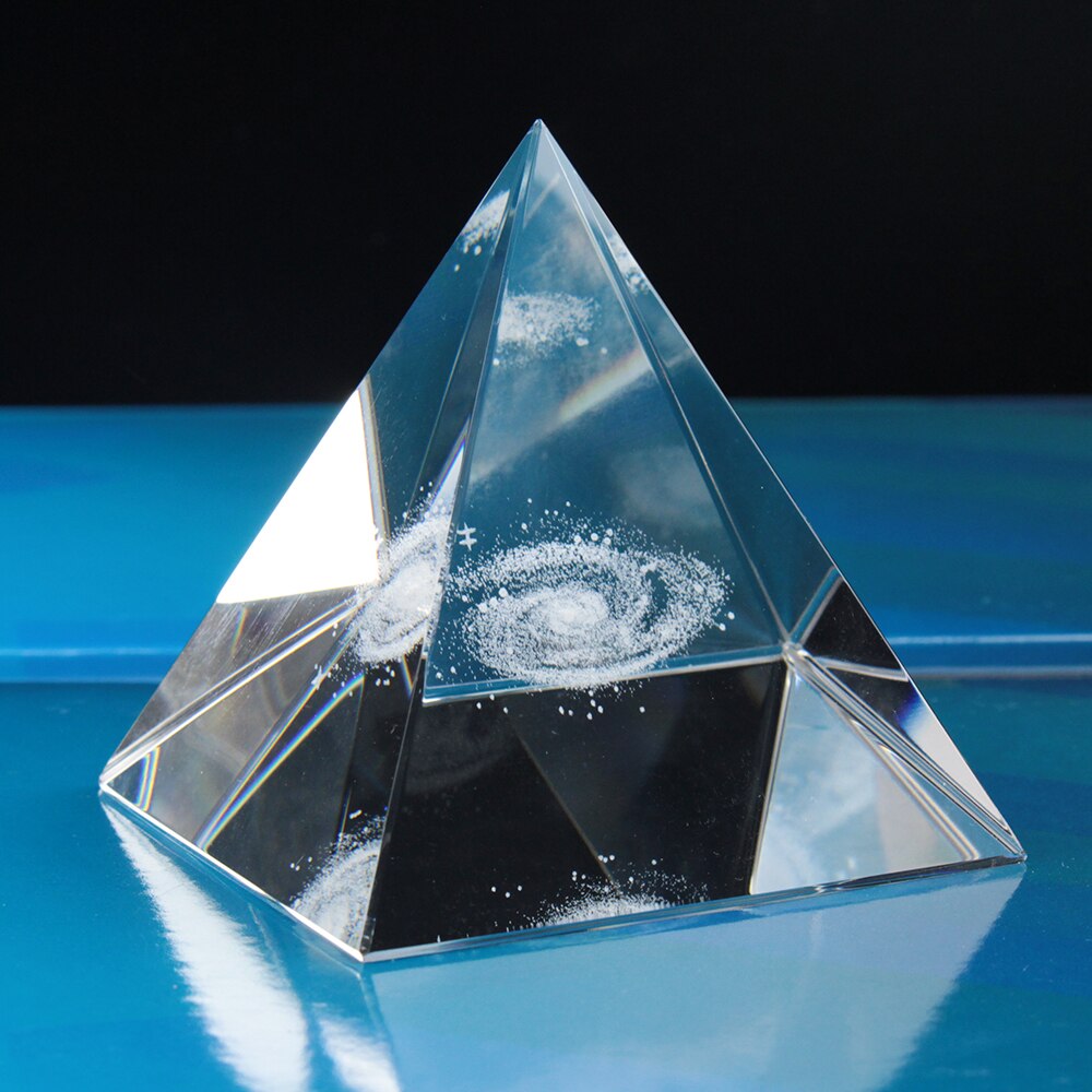 Pyramide en crystal de la voie lactée